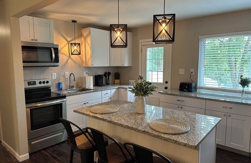 Lexington House | Cozy 4-bedroom house in enjoyable Lexington with WiFi, AC. Centrally located.