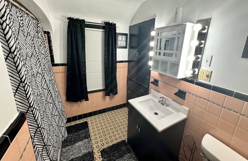 Toledo House | Cozy 4 Bedroom Residential Home With indoor fireplace and lots of parking