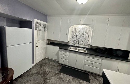 Toledo House | Cozy 4 Bedroom Residential Home With indoor fireplace and lots of parking