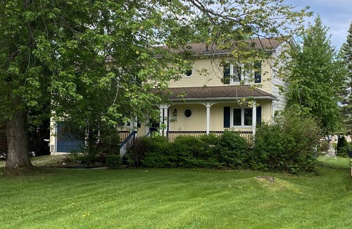 Lagoon City Cottage | Cozy 4 Bedroom Waterfront Cottage with Hottub and Firepit