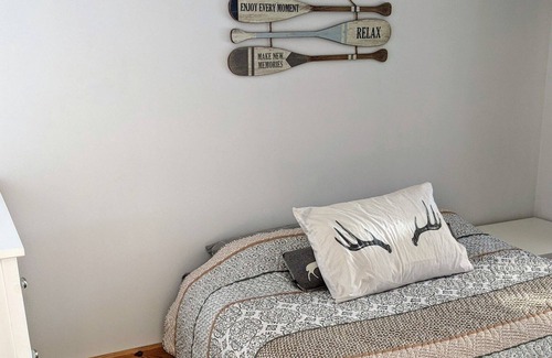 Val-des-Monts Cottage | Cozy 4 season waterfront cottage