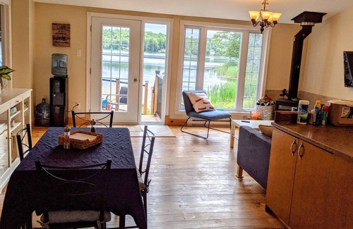 Val-des-Monts Cottage | Cozy 4 season waterfront cottage