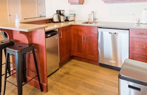 Southwest Mission House | Cozy 4BD Place with Lakeview in Kelowna