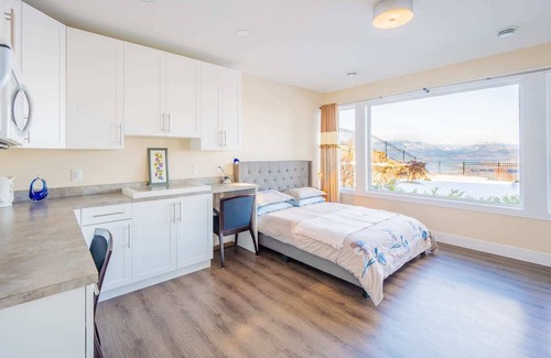 Southwest Mission House | Cozy 4BD Place with Lakeview in Kelowna