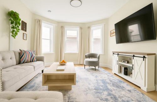 East Somerville Apartment | Cozy 4BD2BA Near Boston-Encore-T-Station and Diners