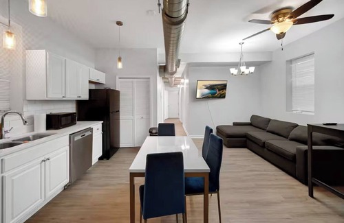Lower West Side Apartment | Cozy 4BR Apartment minutes from great eateries, entertainment, and shopping!