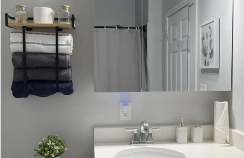 Lower West Side Apartment | Cozy 4BR Apartment minutes from great eateries, entertainment, and shopping!