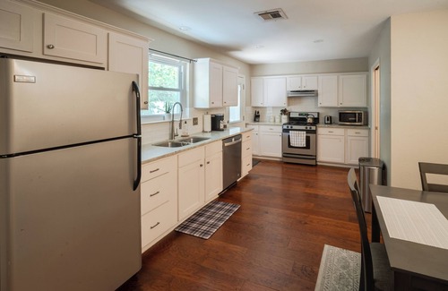 Coronado Hills House | Cozy 4BR, BBQ Grill, 10 minutes from Downtown!