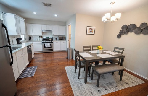 Coronado Hills House | Cozy 4BR, BBQ Grill, 10 minutes from Downtown!