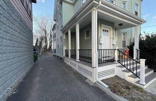 South Medford House | Cozy 4BR Home by Tufts w/Subway Access to Downtown, MIT, Harvard + Free Parking