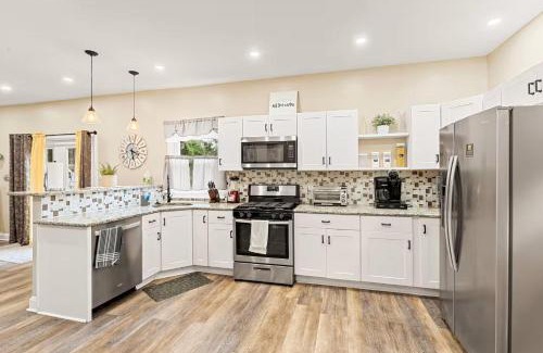 East Lansdowne House | Cozy 4BR Home, Sleeps 12, Near PHL, Eagles Field, UPENN, Fast Wi-Fi, Queen Bed, Parking