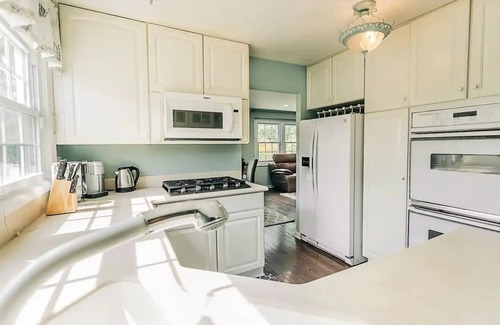 Wasco House | Cozy 4BR Home with 2.5 Baths