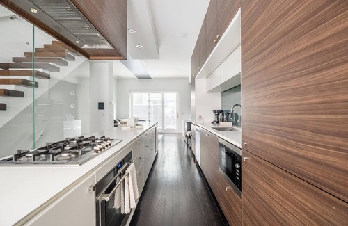 Little Italy Hotel | Cozy 5 Bedroom House in Downtown Toronto