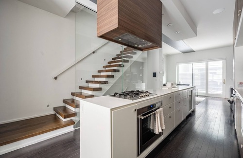 Little Italy Hotel | Cozy 5 Bedroom House in Downtown Toronto