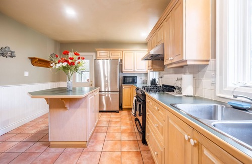 Little Italy Hotel | Cozy 5 Bedroom House in Downtown Toronto