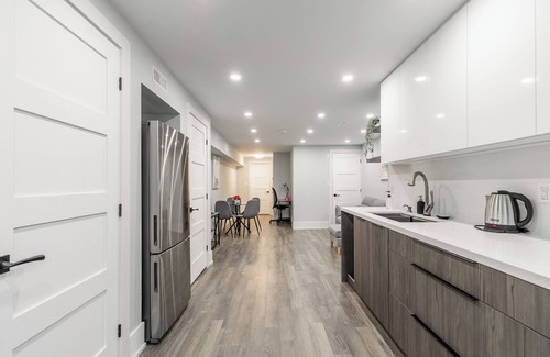 Little Italy Hotel | Cozy 5 Bedroom House in Downtown Toronto