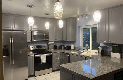Represa House | Cozy 5BR Ranch Home with Hot Tub in Quiet Folsom Neighborhood
