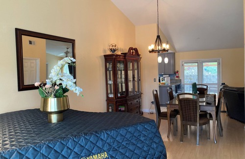 Represa House | Cozy 5BR Ranch Home with Hot Tub in Quiet Folsom Neighborhood