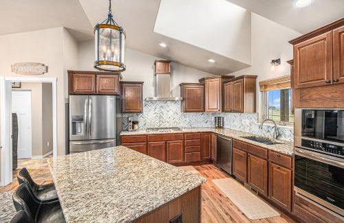 Carpenter House | Cozy 5br Retreat W Hot Tub & Fire Pit