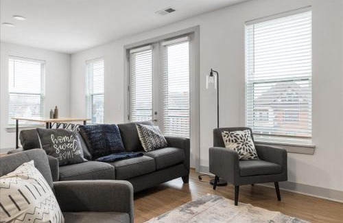 East Walnut HIlls Apartment | Cozy 6BR 6BA combined Apartments Near Downtown Cincinnati