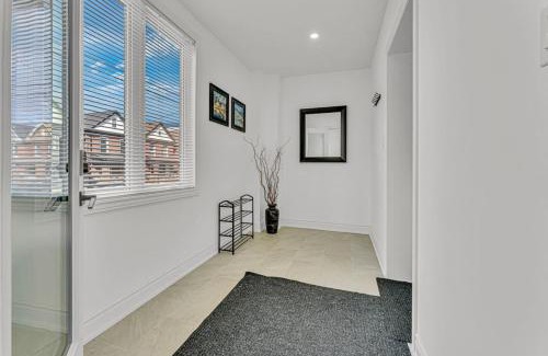 Hamilton House | Cozy 6BR Home TiCats Hospitals Beach First Ontario