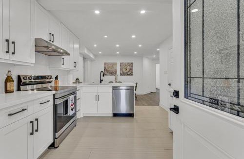 Hamilton House | Cozy 6BR Home TiCats Hospitals Beach First Ontario