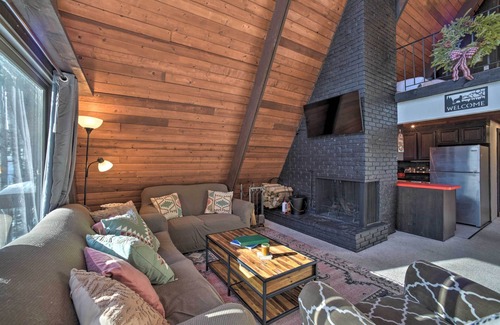 Wilmington Cabin | Cozy A-Frame Cabin w/Pool Table: 8 Mi to Mt Snow!