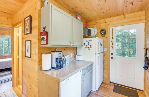 Prospect Harbor Cabin | Cozy Acadia Area Cabin, Walk to Beach & Lighthouse