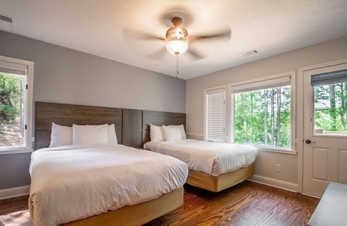 Buford Cabin | Cozy Accessible Lakeside House with Deck & Bbq!