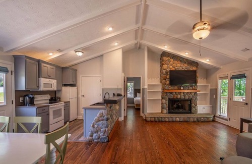 Buford Cabin | Cozy Accessible Lakeside House with Deck & Bbq!