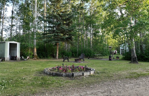 Central Alberta Apartment | Cozy acreage in the country! Come relax and unwind.