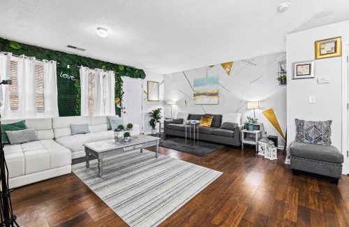 Church Street House | Cozy Airport Oasis Grey