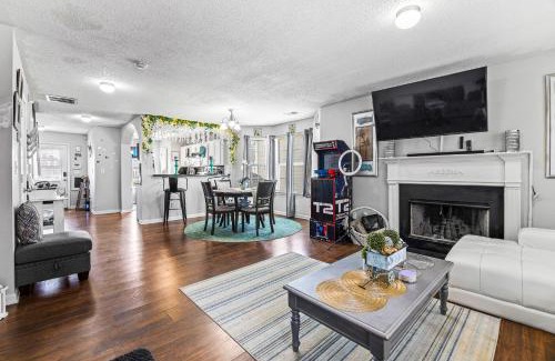 Church Street House | Cozy Airport Oasis Grey