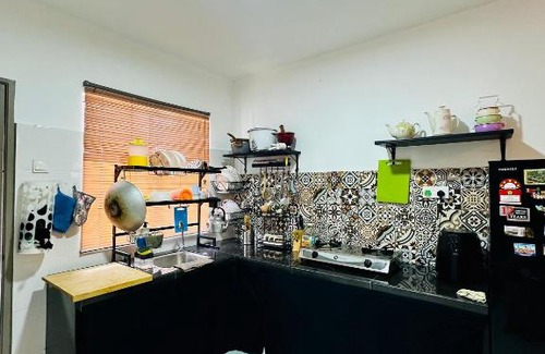 Bota House | Cozy All Four Bedroom with Aircond Stay wifi and Netflix