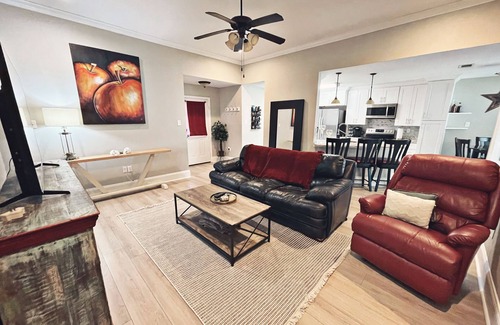 Slidell House | Cozy and Bright 3BD 2BA Fenced IN YARD W/PRIVATE BATH AND GARDEN TUB