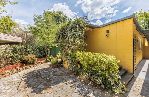 Yarralumla House | Cozy and bright home 2beds & 1 Bath close to Yarralumla Lake and Shopping Center