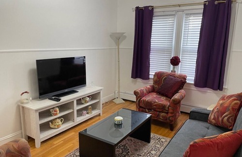 Queens Apartment | Cozy and bright one bedroom apartment in great area. walk to NYC Subway and bus.