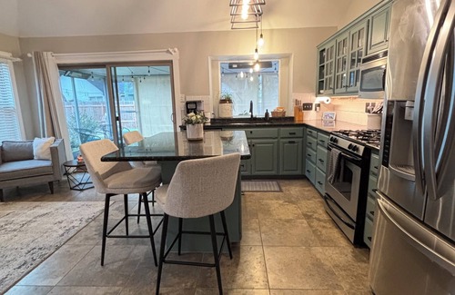 Georgetown House | Cozy and cheerful three bedroom home with hot tub.