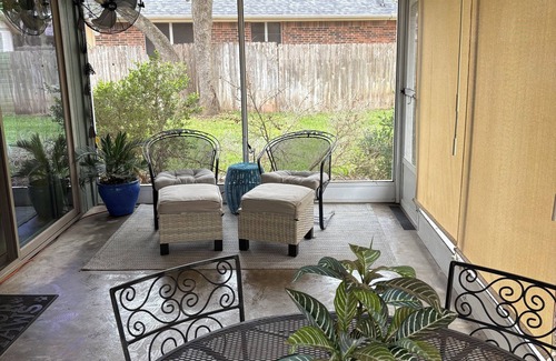 Georgetown House | Cozy and cheerful three bedroom home with hot tub.