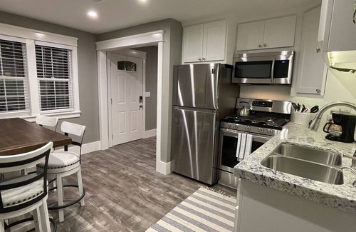 Oakdale Condo | Cozy and clean Oakdale corner cottage