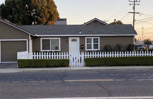 Oakdale Condo | Cozy and clean Oakdale corner cottage