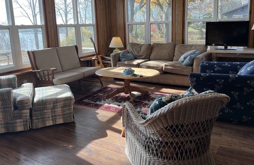 Port Burwell Cottage | Cozy and comfortable family cottage with panoramic view of Lake Erie