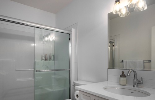 Rutland Apartment | Cozy and Comfortable- Close to airport, UBC