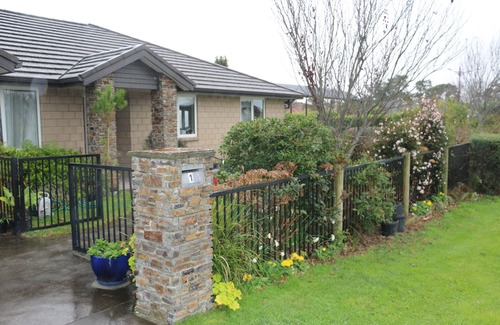 Greerton Cabin | Cozy and Comfortable newly built Self-contained Cabin