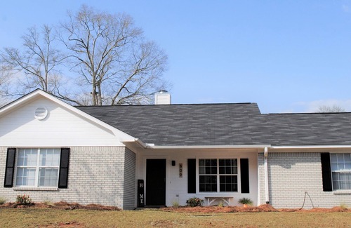 Enterprise House | Cozy and comfy home within minutes of everything in Enterprise!