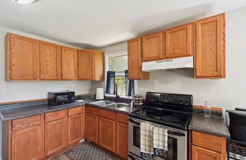 Old Town House | Cozy and Convenient 3-bedroom Home In the Heart of Lansing w/Wifi And Coffee