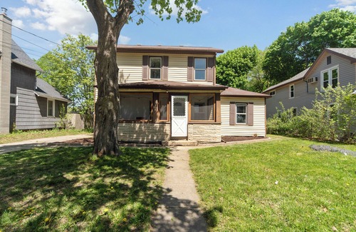 Old Town House | Cozy and Convenient 3-bedroom Home In the Heart of Lansing w/Wifi And Coffee