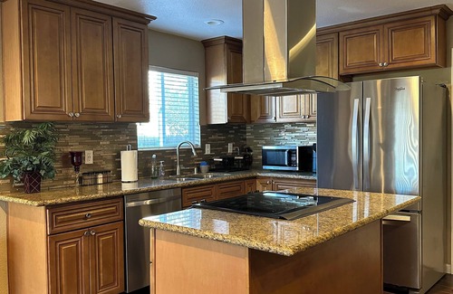 Turlock House | Cozy and Convenient Entire Home For traveling professionals and families