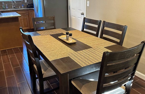 Turlock House | Cozy and Convenient Entire Home For traveling professionals and families