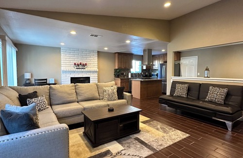 Turlock House | Cozy and Convenient Entire Home For traveling professionals and families